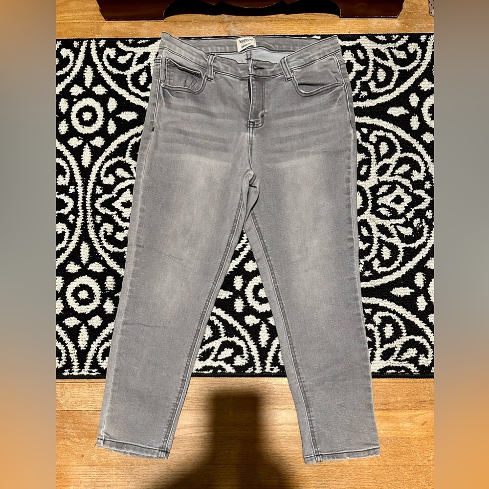 Kenzie brand jeans. Gray in color. Ankle length.
